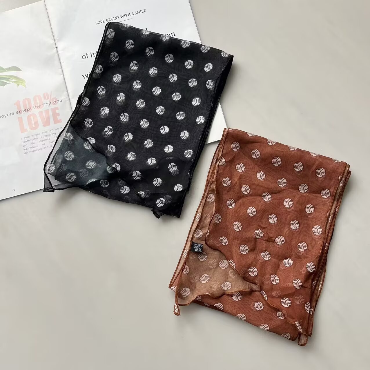 Retro Hong Kong-style leopard print silk scarf, a versatile scarf for women in spring and autumn, a stylish commuting scarf, a gift for mom, and a binding bag decoration Application Scenario