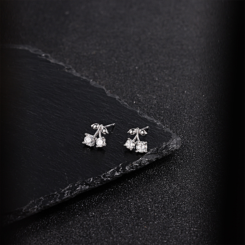 Zhuoheng selects the 2026 new four-leaf clover stud earrings for women, 925 sterling silver electroplated rose gold, a niche high-end design and trendy earrings Application Scenario
