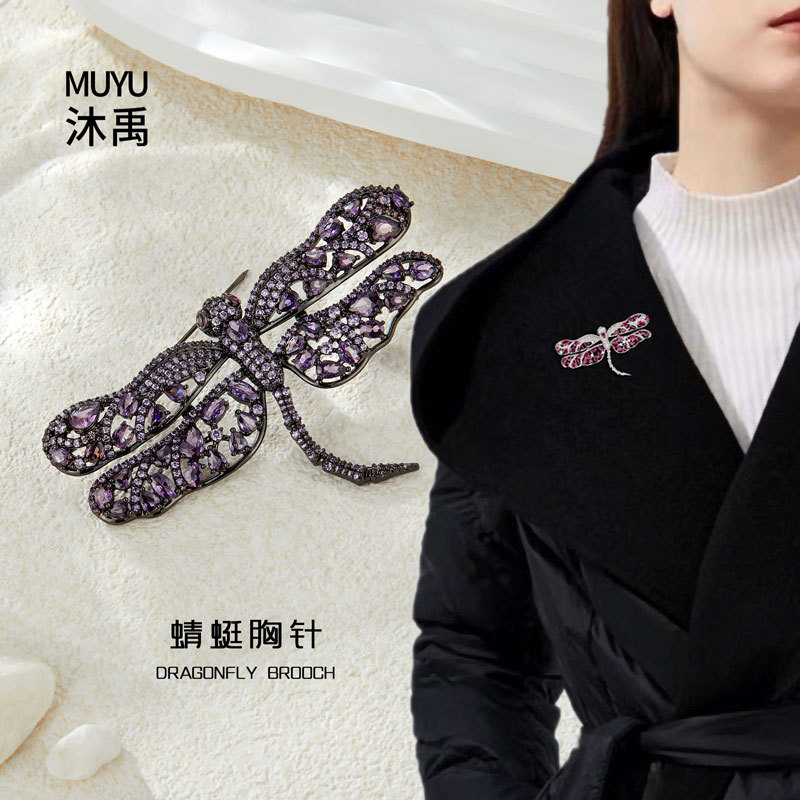 The new micro-inlaid zirconium dragonfly brooch exudes a light luxury and high-end style. It is a fashionable insect corsage suit jacket accessory and a women's brooch details Picture