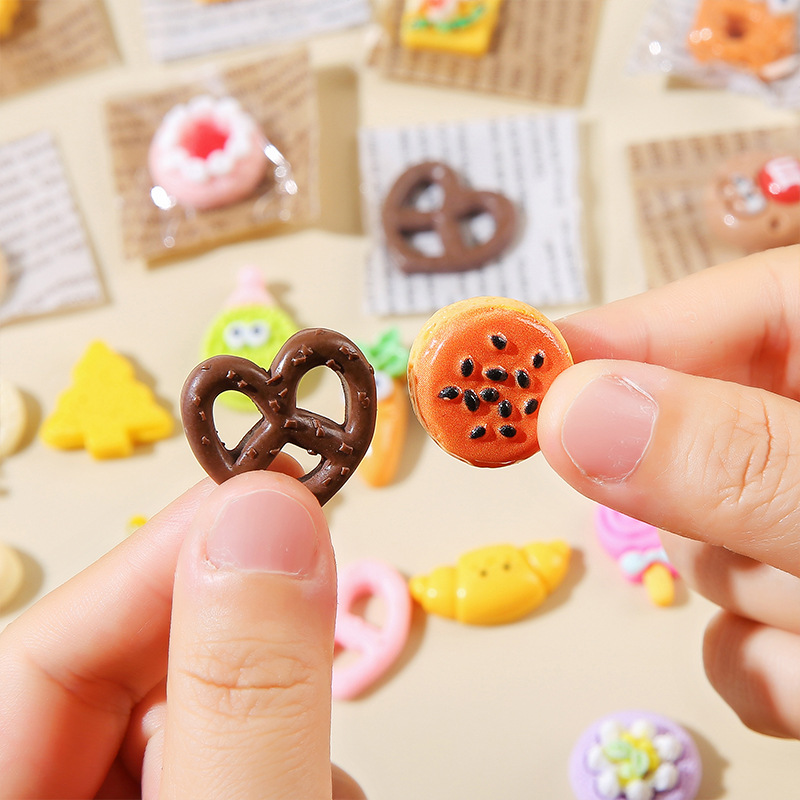 Children's simulation mini bread, dessert, food play, miniature small ornaments, house play toys, video shooting scene props details Picture