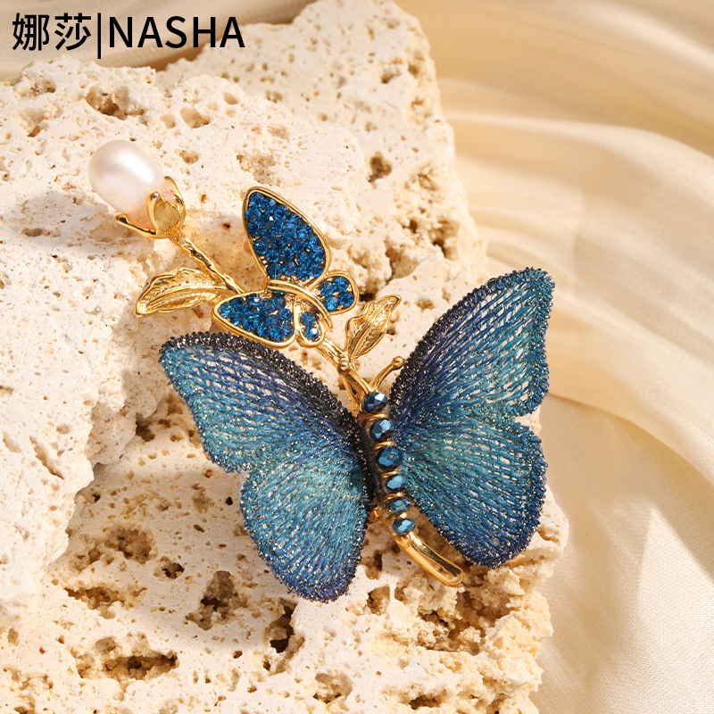 Nasha embroidered fabric blue butterfly brooch, freshwater pearl fashionable and personalized clothing brooch, accessory brooch Application Scenario