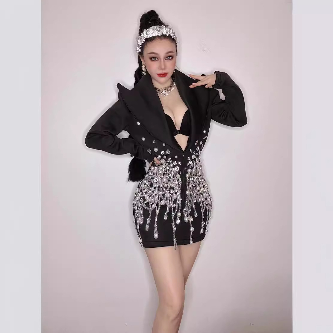 NOVANCE Spring and Autumn black diamond-encrusted, playful shoulder-standing deep V long-sleeved, waist-cinching, sexy and elegant, ultra-short, form-fitting evening dress details Picture