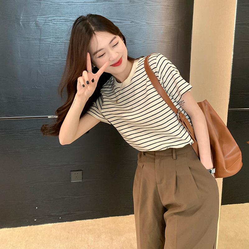 Retro striped short-sleeved T-shirt for women, round-neck base layer, 2025 summer loose and casual student top trend details Picture