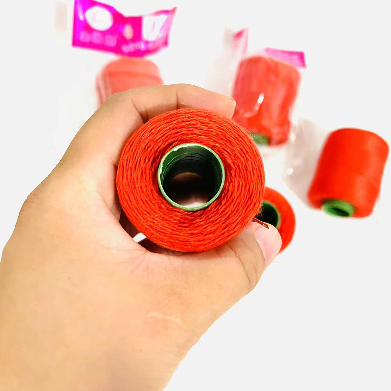 Small rolls of household sewing thread, hand sewing thread, sewing clothes, red small rolls of thread with needle, one yuan supply Specification image