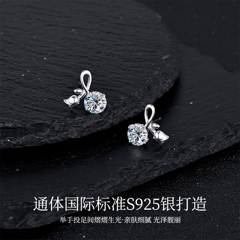 卓恒甄选新款韩版s925纯银耳钉莫桑钻耳饰经典银杏叶耳钉1克拉莫桑石耳釘产品图