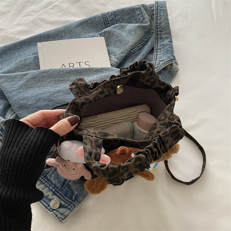 超火小众豹纹帆布包包女款秋冬流行百搭斜挎包可爱卡通手提水桶包细节图