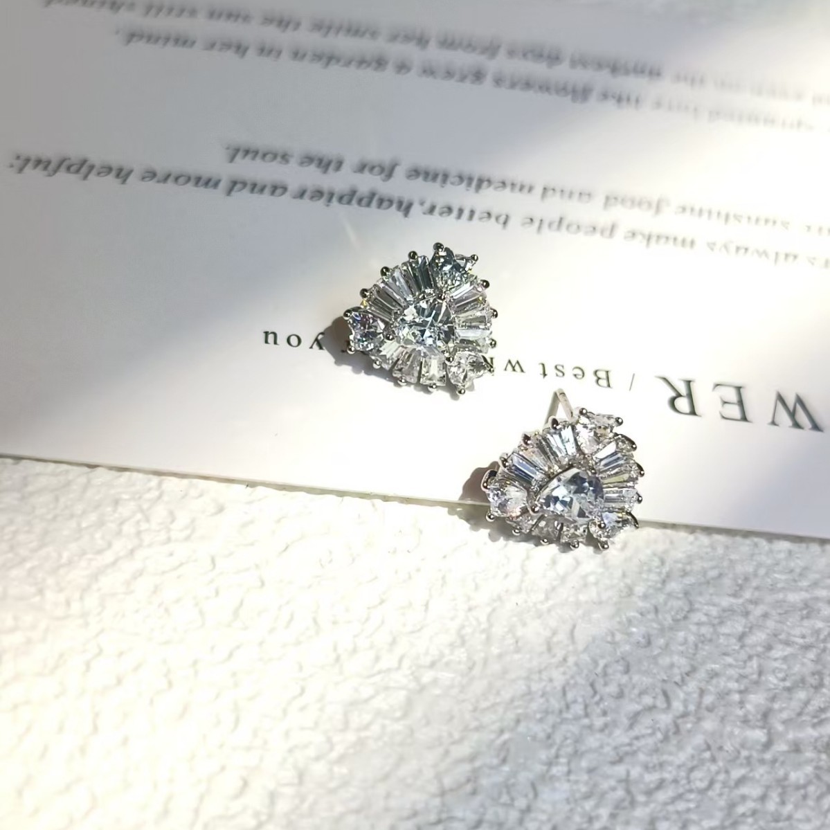 The new fashionable earrings exude a sense of sophistication. The oval-shaped micro-inset light luxury heavy metal stud is versatile for commuting. It's a niche and super flashy choice for Japanese and Korean women details Picture