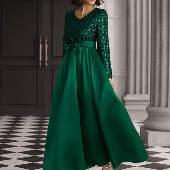 A new type of sequined and elegant commuting solid color mid-waist sequined host banquet dress evening gown from Europe and America full figure