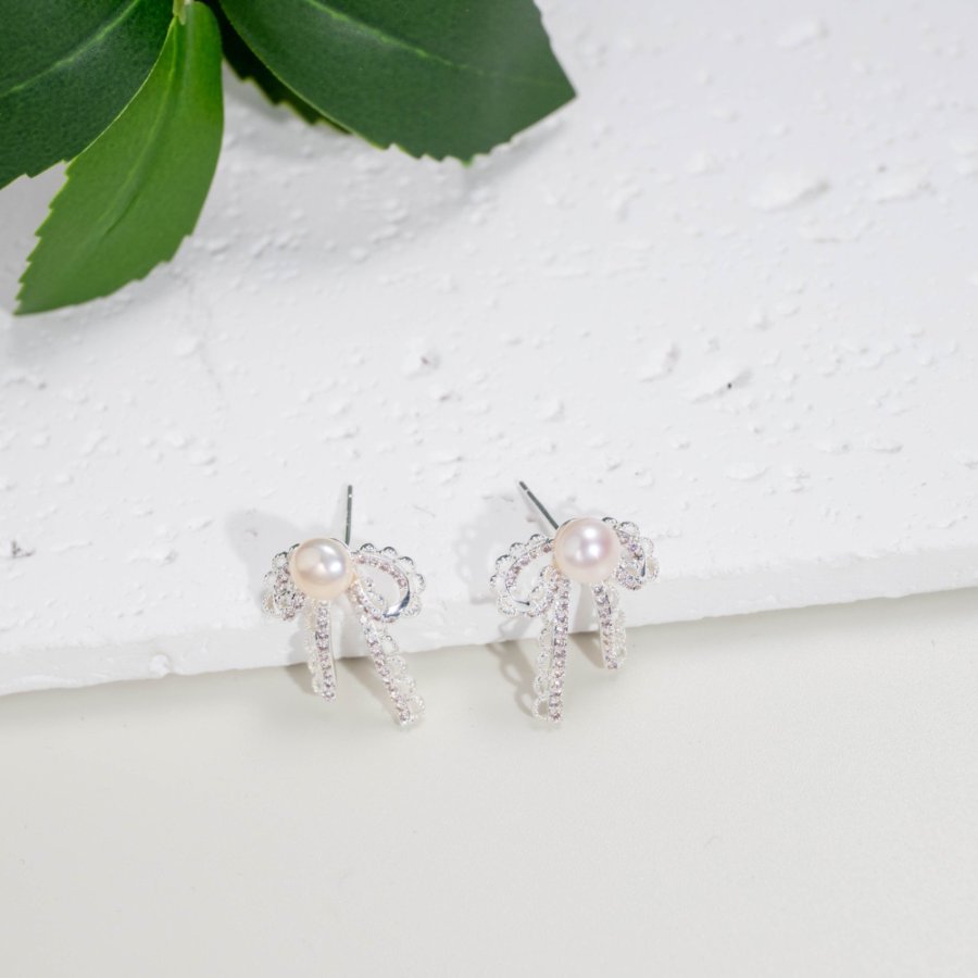 New high-quality copper-plated real gold S925 silver needle freshwater pearl stud earrings with a fresh and elegant style Application Scenario