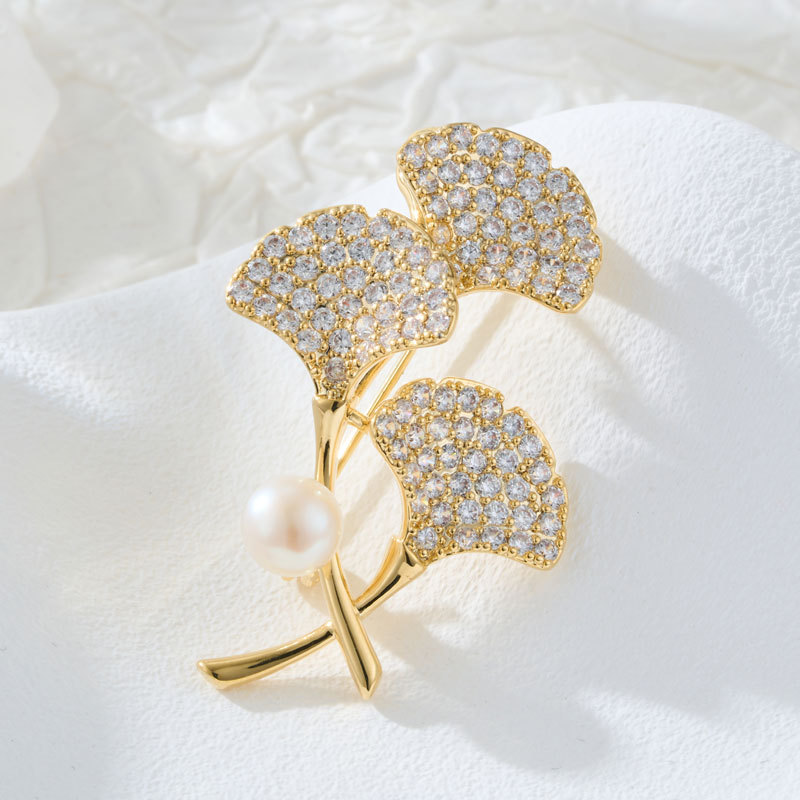 轻奢微镶满锆银杏叶胸针高级感铜合金真金电镀淡水珍珠精致女别针