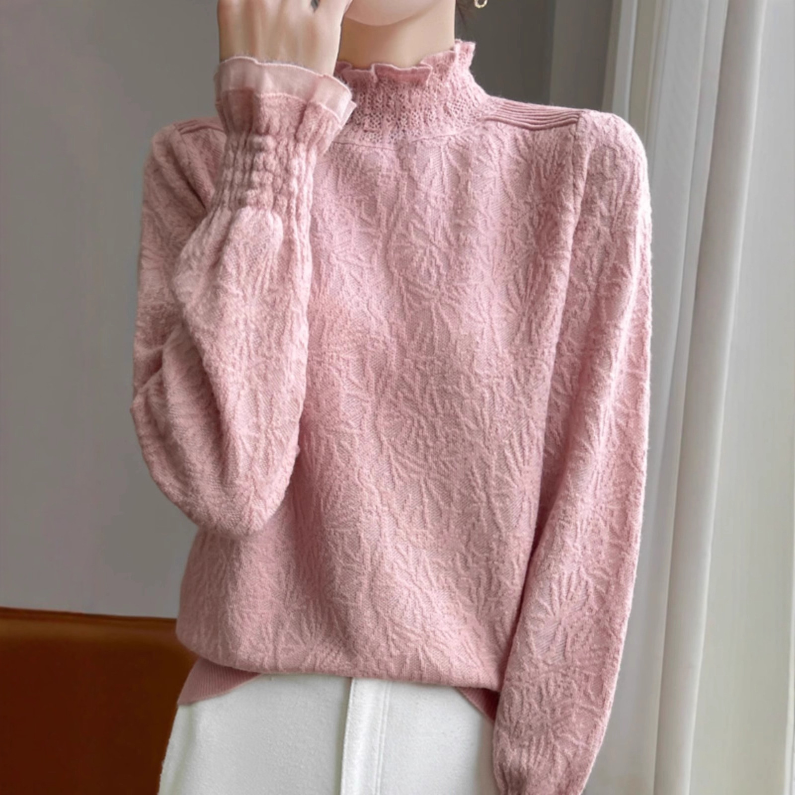 The 2025 autumn/winter new style lace and black ear-trimmed semi-high neck base layer for women is super stylish. Pair it with an A9325 sweater Application Scenario