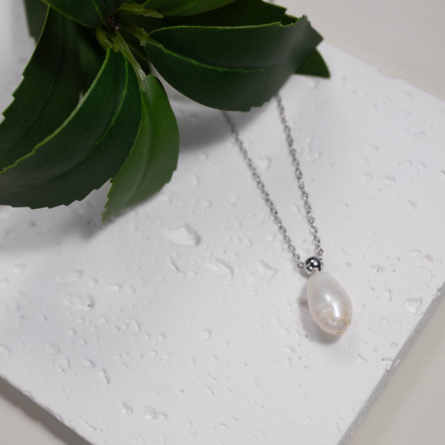 The new copper-plated real gold French retro freshwater pearl necklace is elegant and refined. Wholesale collarbone chain is versatile and exquisite Application Scenario