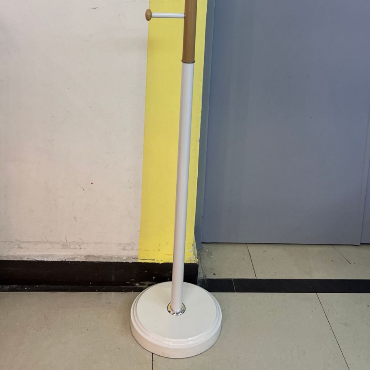 Beech wood iron frame coat and hat rack, new household item coat and hat rack Application Scenario