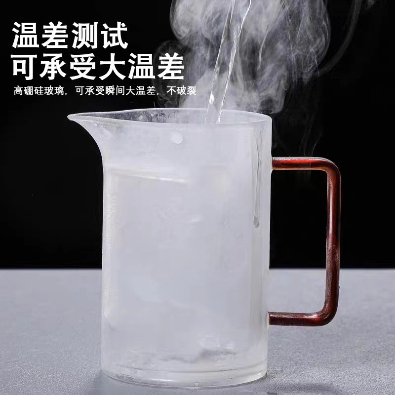 Heat-resistant glass cup, crescent-shaped fair cup, integrated filtering tea strainer, tea dispenser, large-capacity thickened tea brewing spout, tea set Application Scenario