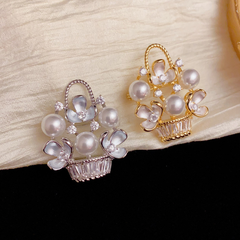 Cross-border personalized and fashionable diamond-encrusted pearl flower basket brooch, exquisite, light luxury, versatile and anti-glare accessory brooch