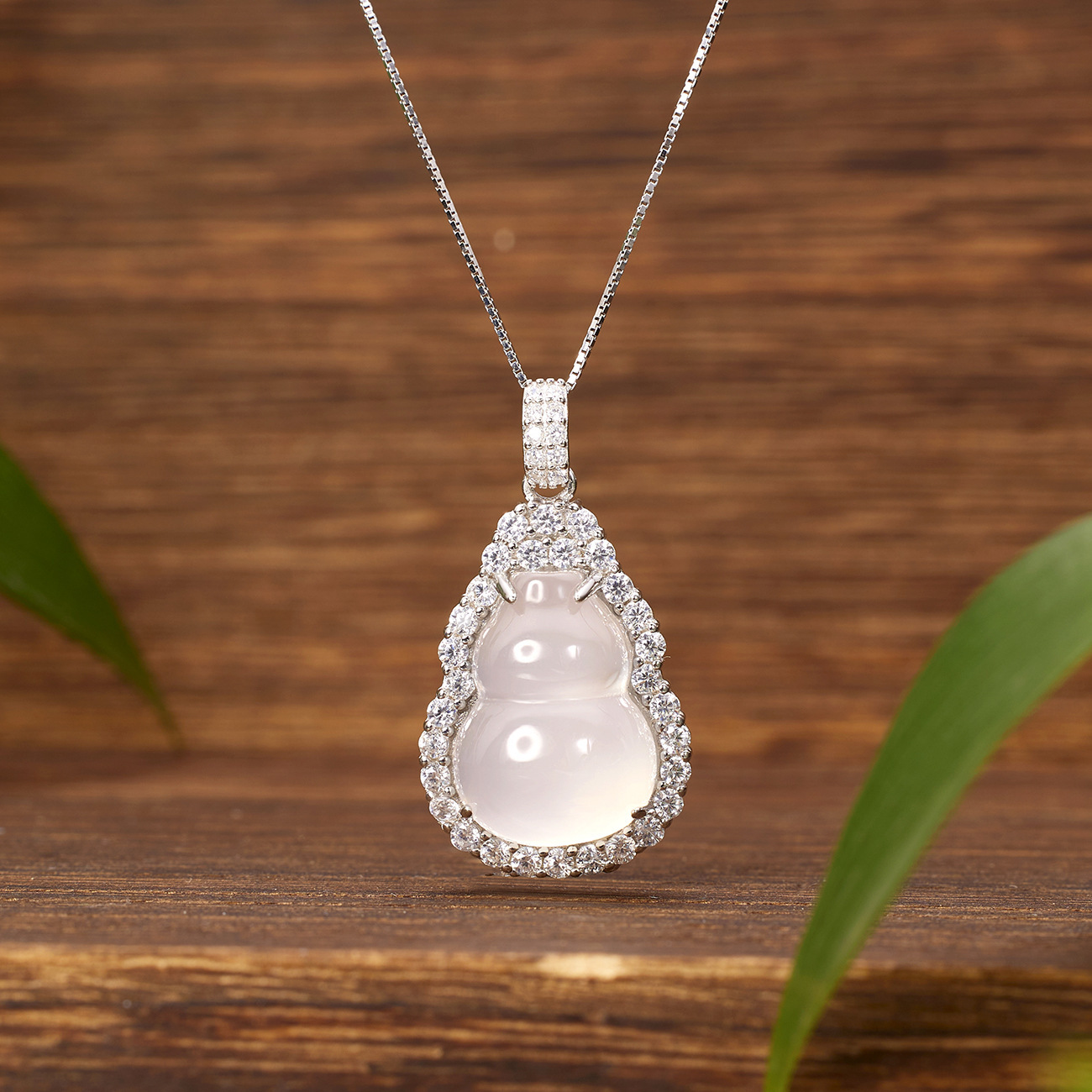 S925 Silver-white ice-transparent chalcedony Pendant, a trendy accessory for girls' high school, a grand and fashionable ice chalcedony gourd necklace full figure
