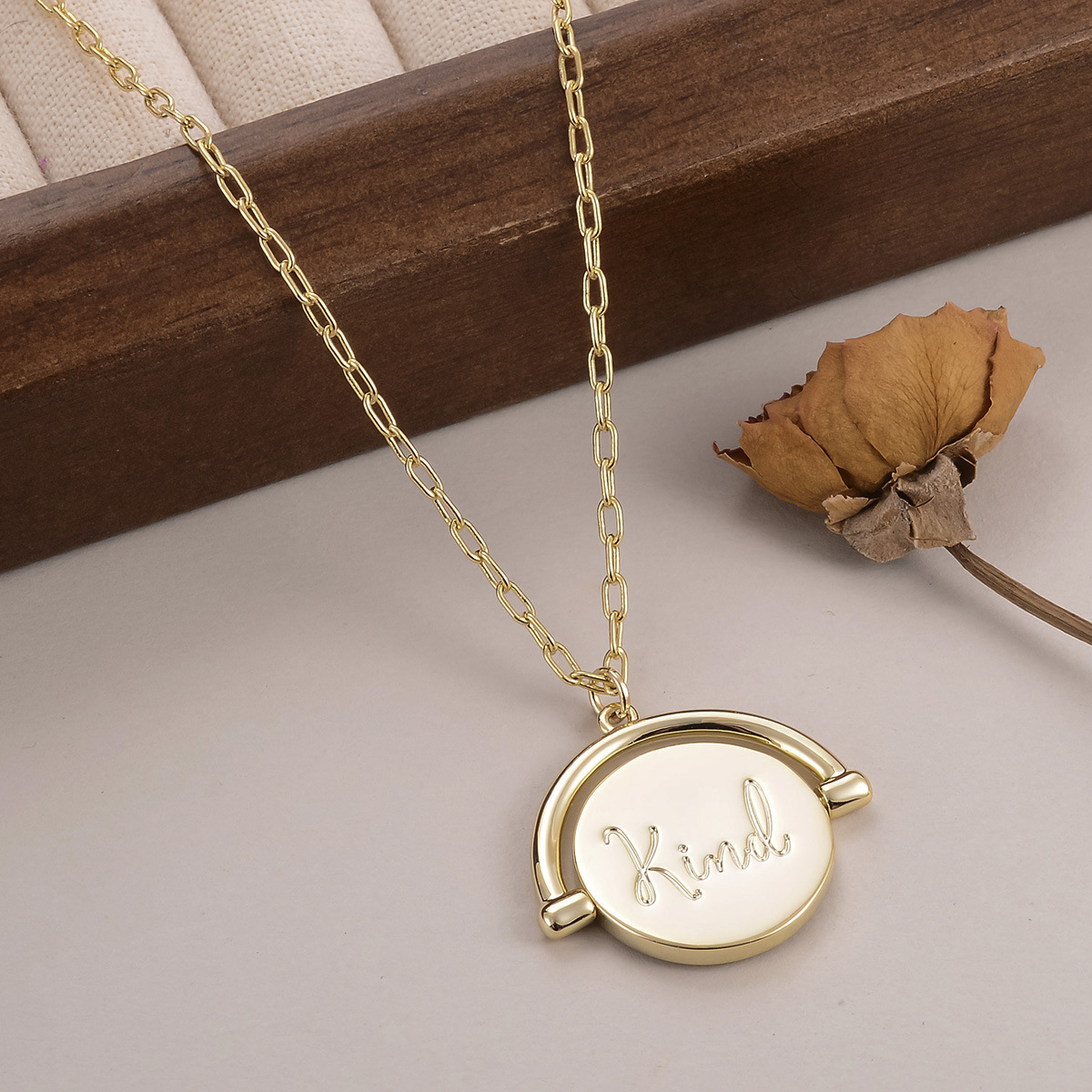 European and American letter fashion pendant, niche round English collarbone chain, versatile for women, light luxury, diamond-encrusted, personalized factory wholesale Specification image