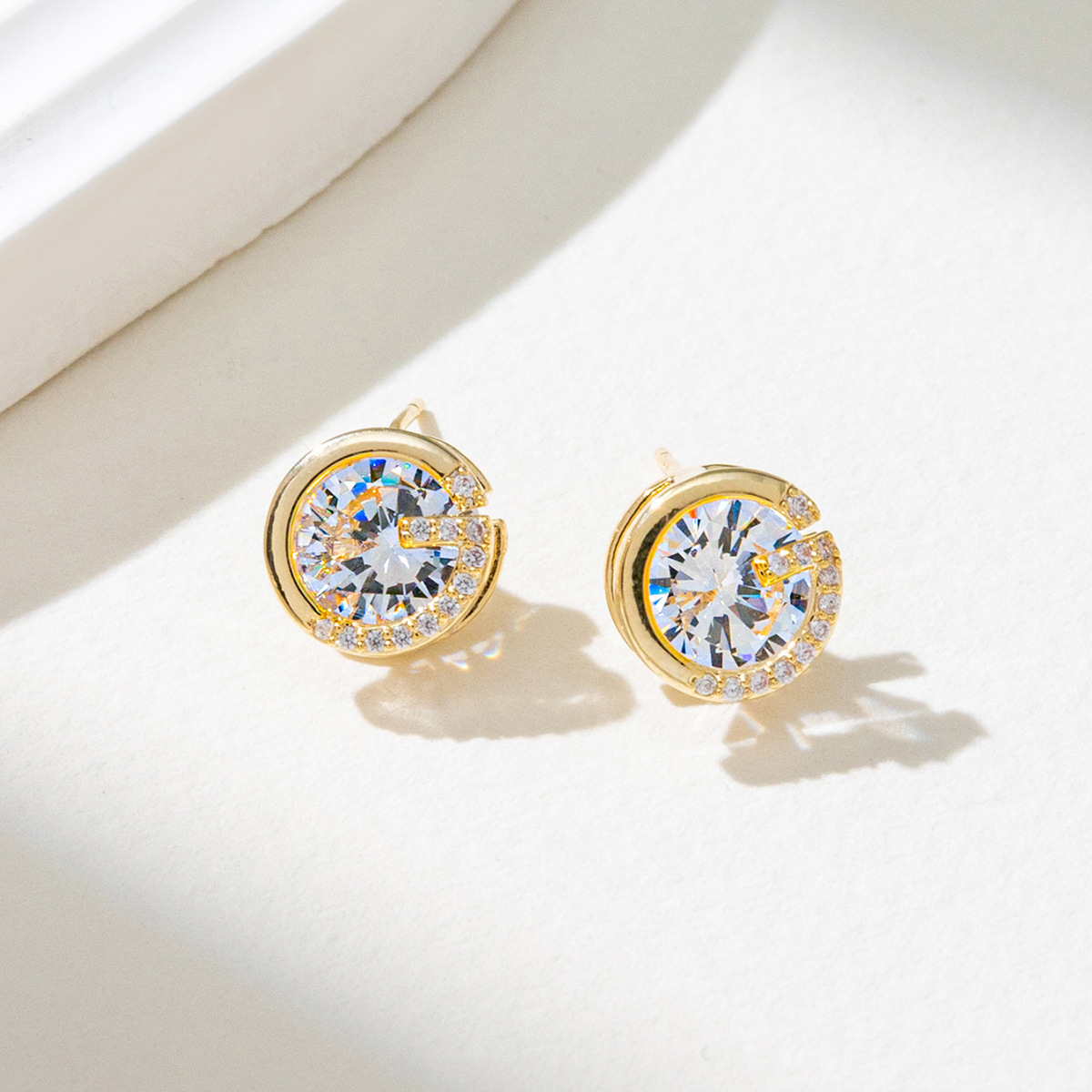 Xuhui jewelry offers exquisite, fashionable, versatile and elegant copper zirconium plated with real gold and silver needle light luxury letter stud earrings wholesale Specification drawing