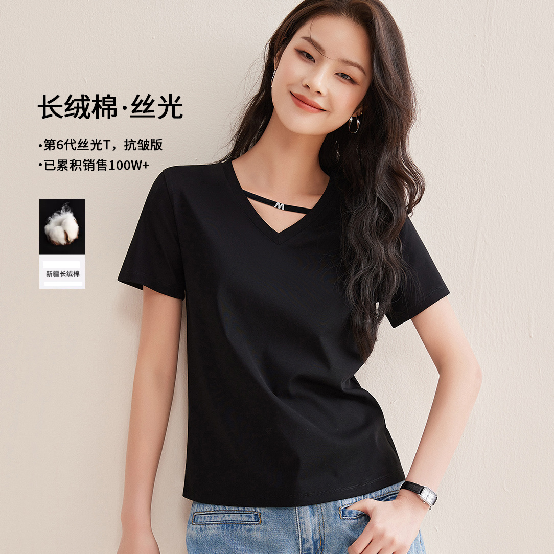 Black V-neck short-sleeved T-shirt for women, a new summer style that is slimming and form-fitting, with a cinched waist and straight shoulders. It is a cropped top