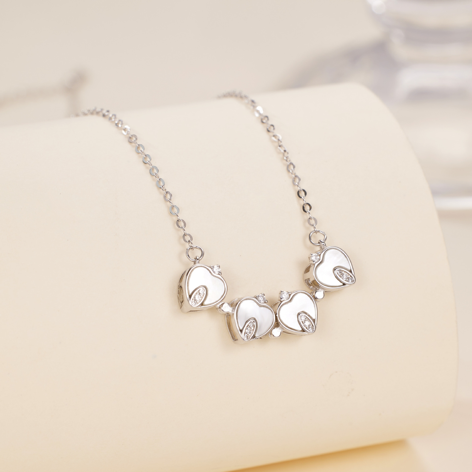S925 sterling silver heart-shaped mother-of-pearl Heart-stirring four-leaf Clover Necklace, fashionable and versatile, four-heart high-end collarbone chain wholesale Application Scenario