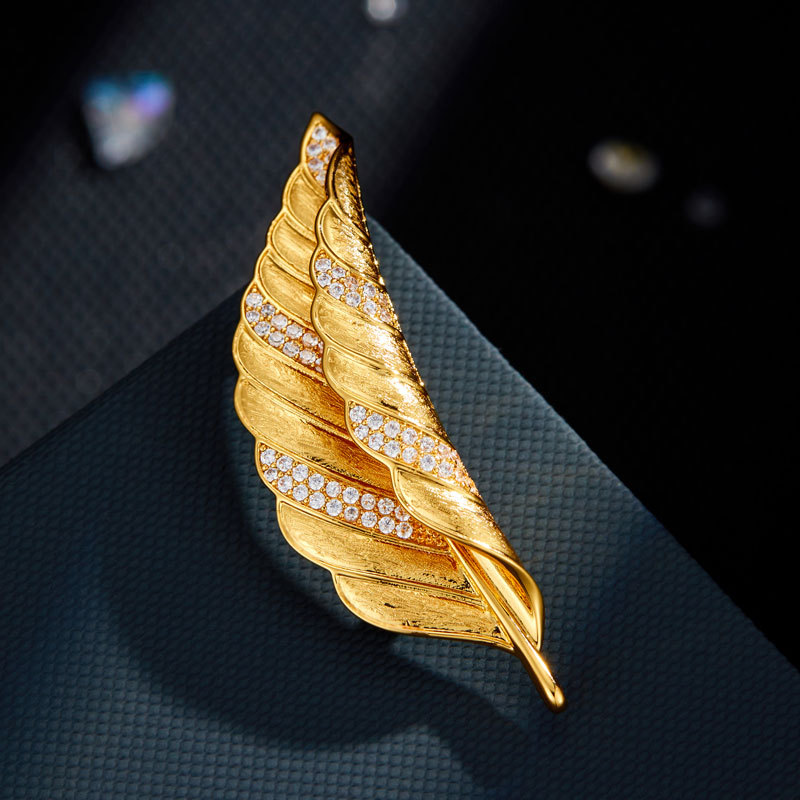 Original design, niche and light luxury brushed leaf brooch, copper alloy, real gold electroplated, slightly inlaid zircon, high-end sense brooch