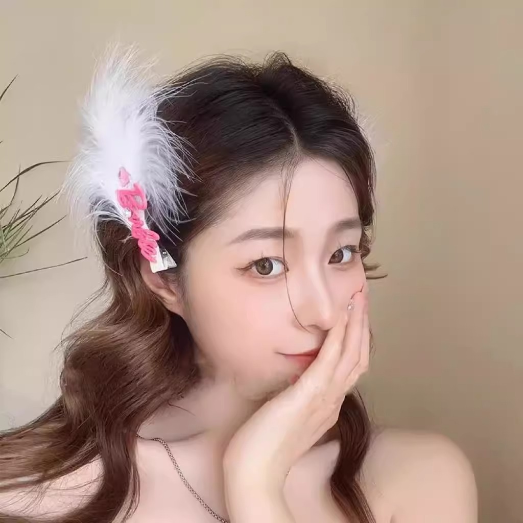 High-end ostrich feather hair clips, popular broken hair side duckbill clips, elegant hair clips, fairy-like fur headwear for young girls details Picture