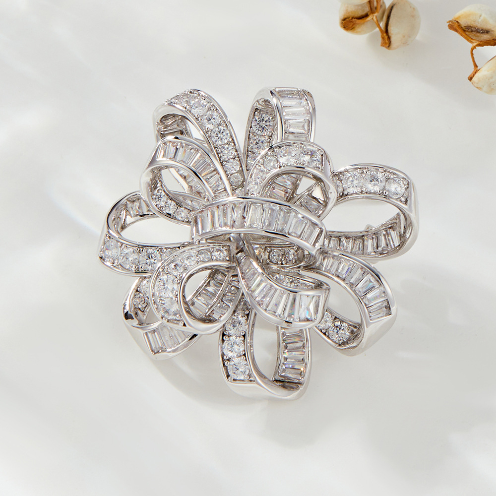 A high-end, slightly set zirconium three-dimensional bow brooch, a fashionable and versatile suit jacket accessory with a new brooch