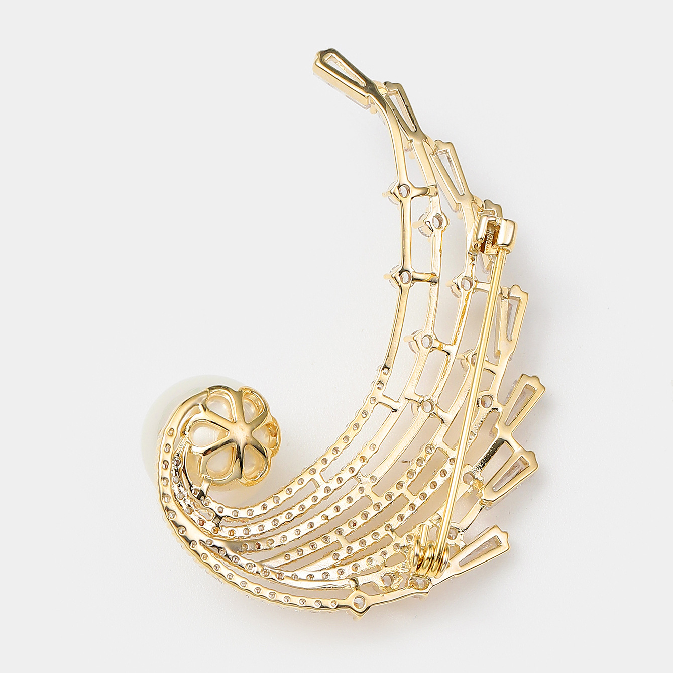 Xuhui Jewelry's exquisite copper zirconium gold-plated luxurious and light luxury brooch exudes a sense of sophistication and elegance. The corsage is a fashionable and versatile accessory Specification drawing