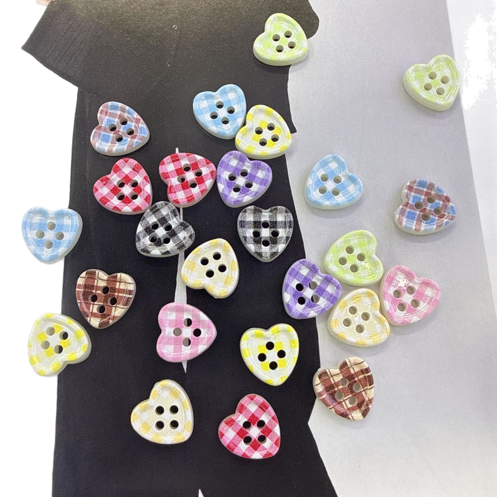 New summer ice-transparent checkered heart button diy handcrafted material clothing accessory button with four eyes Item Picture