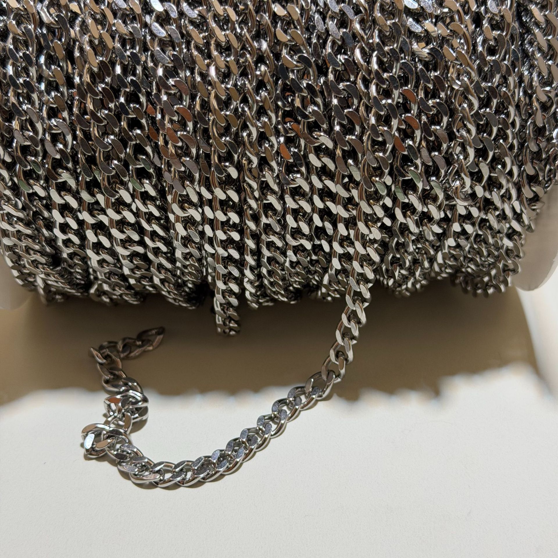 Stainless steel Cuban chain semi-finished products, color-preserving titanium steel diy necklace and bracelet raw materials, jewelry accessories, roll packaging Application Scenario
