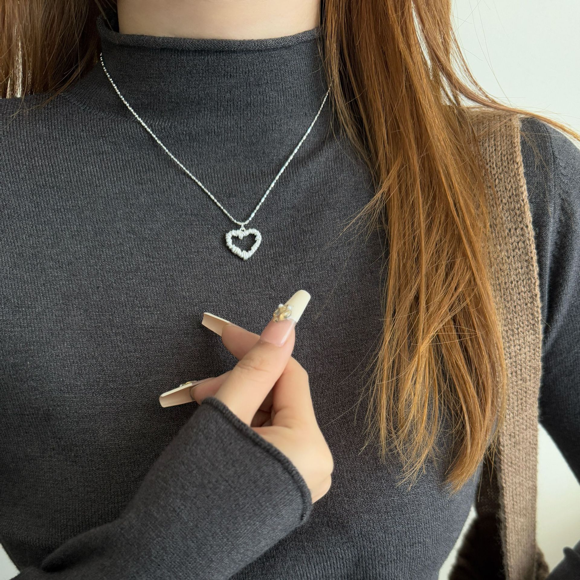 S925 sterling silver 12.8 hollowed-out heart-shaped necklace for women, a niche and fashionable minimalist cold style heart-shaped collarbone chain, trendy and versatile, elegant and stylish Specification image