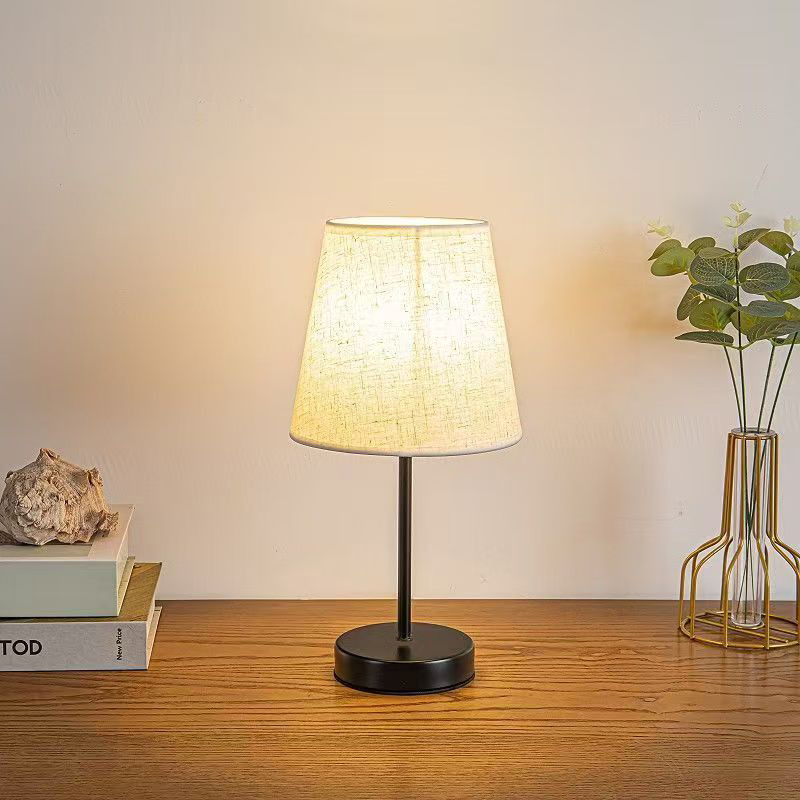 Desk lamp, bedroom bedside lamp, ins girl's warm desk lamp, creative Northern European bedside table, hotel and homestay simple style Application Scenario
