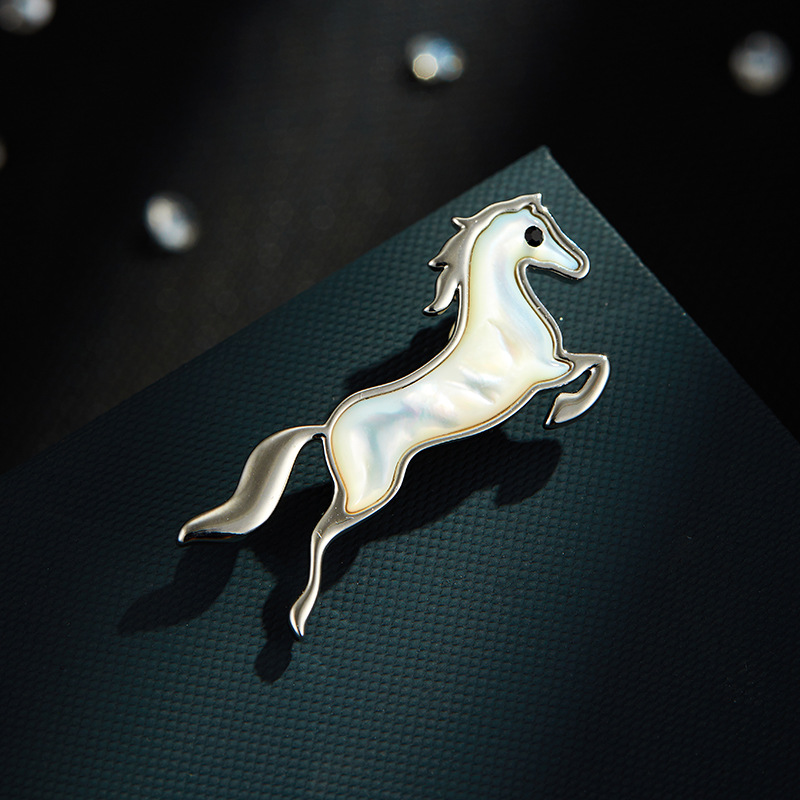 The elegant natural shell horse brooch exudes a sense of light luxury and high-end animal-themed clothing and brooch. The new exquisite women's brooch