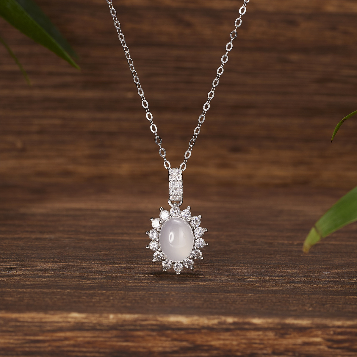 Sunflower pendant, natural chalcedony necklace, high-end, light luxury, niche girls' collarbone chain wholesale