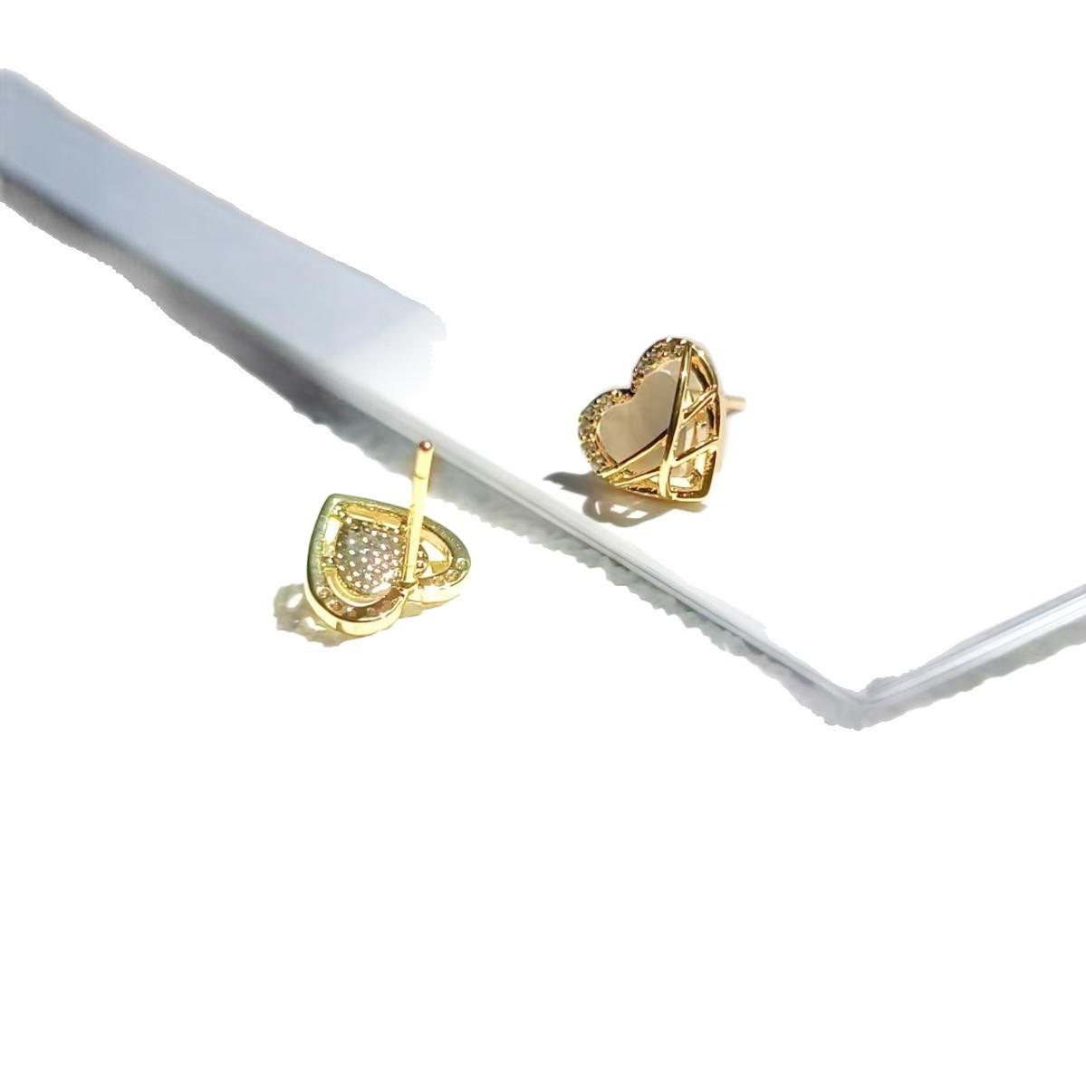 The high-end heart-shaped stud earrings are versatile, exuding a light luxury and simple style. The new whitening and cold style earrings are exquisite and simple Item Picture