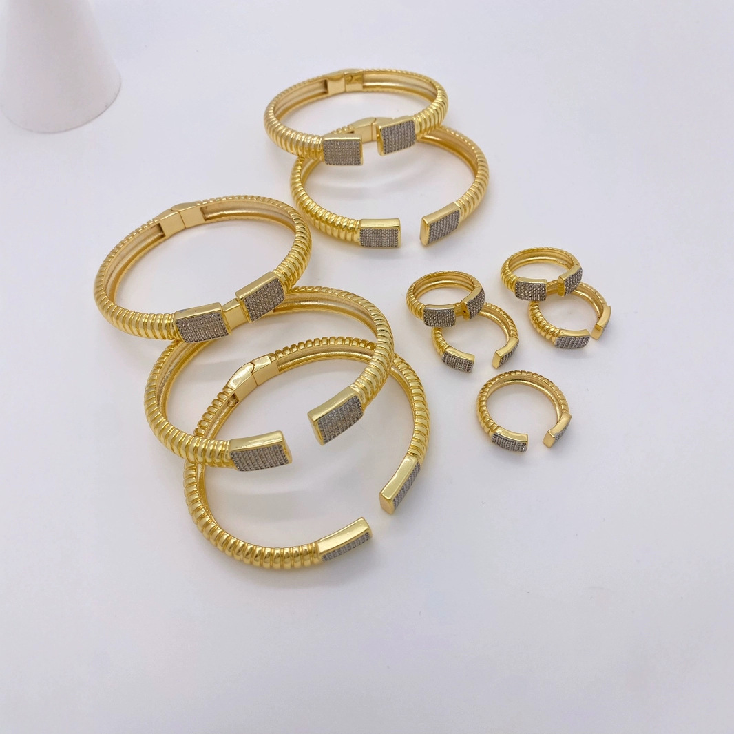 A light luxury, niche wide elastic vertical striped ring bracelet with a high-end and exquisite feel, a trendy vintage open-top diamond jewelry Application Scenario