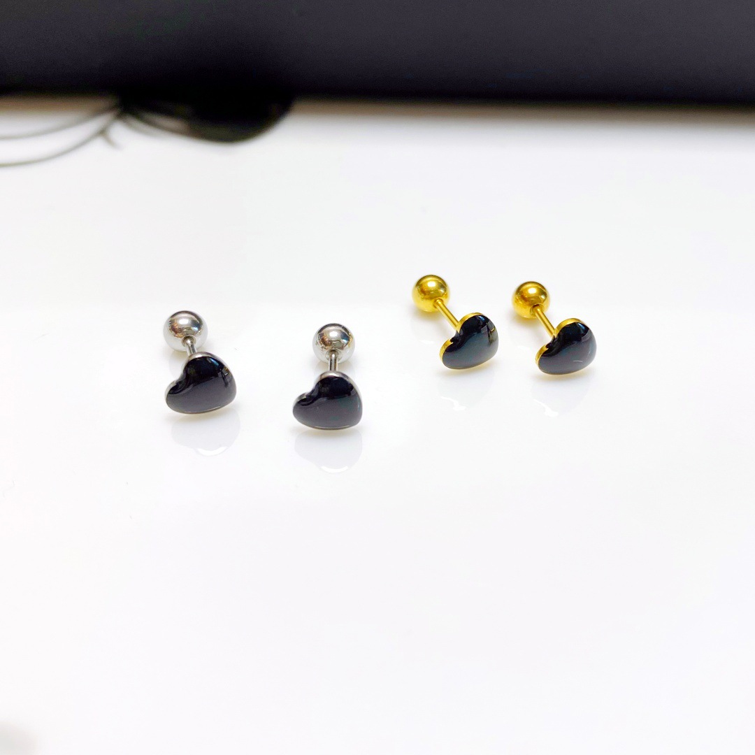 "Love Series" Women's titanium steel 18K real gold, niche simple and versatile, cool and nourishing ear piercings, trendy style Application Scenario