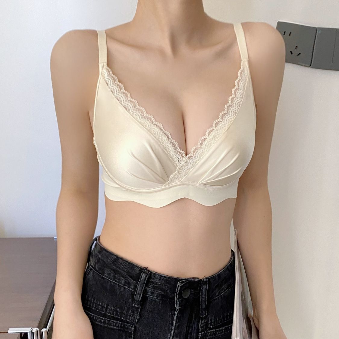 The adjustable women's plate-size underwear has a large bust, making the figure look smaller and slimmer. It gathers and looks sexy. It has an upper support to prevent sagging and a retractable accessory bra cover