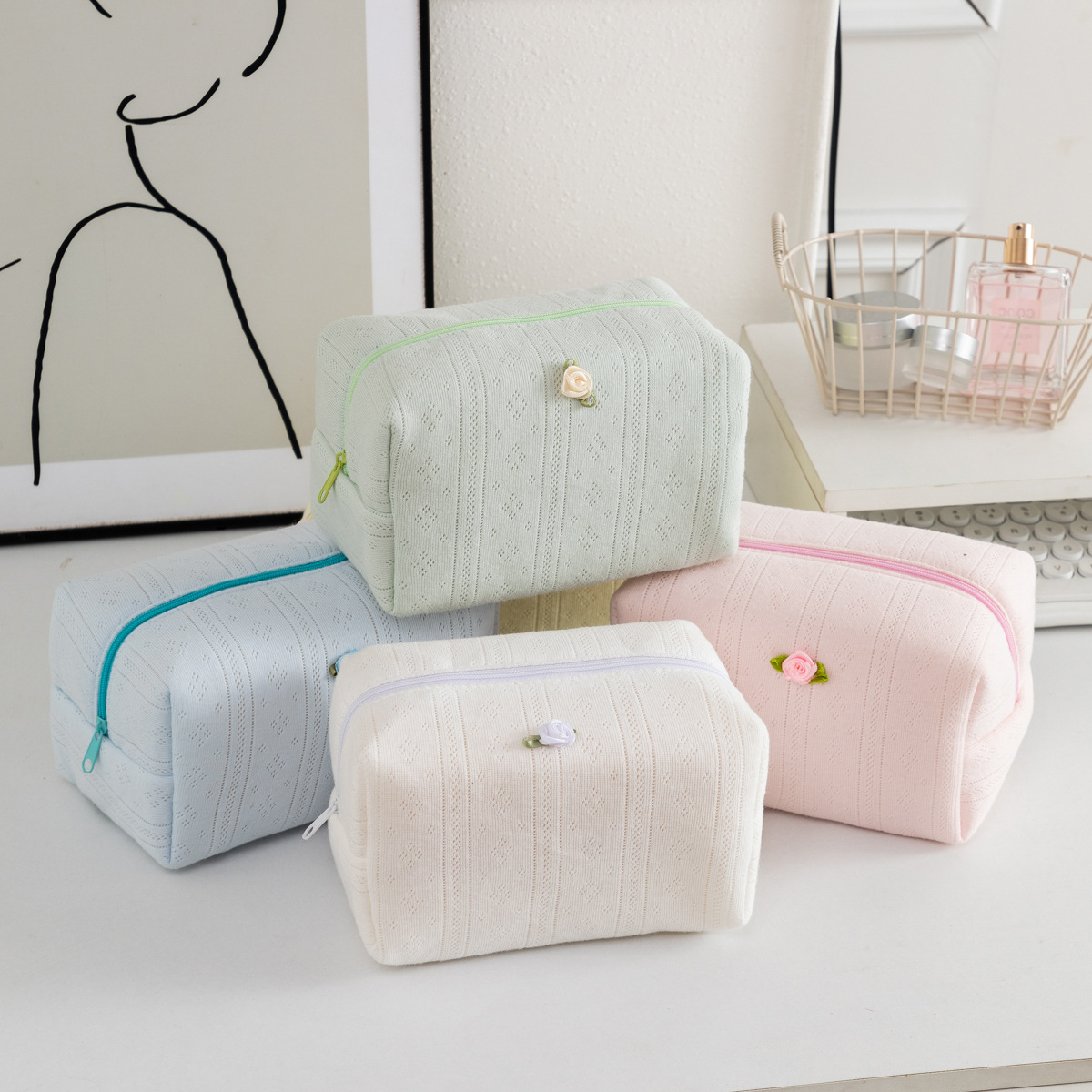 Outdoor travel rose flower makeup bag, fresh and clean toiletries bag, large-capacity storage, toiletries, lipstick and makeup bag details Picture