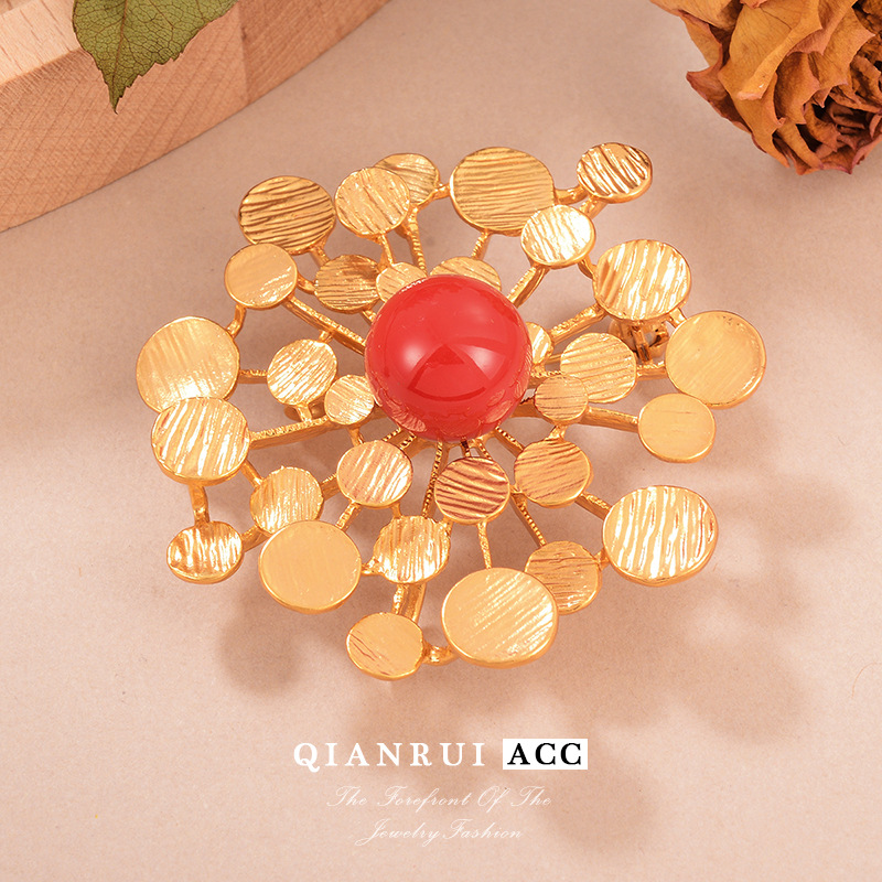 New elegant red sunflower brooch, women's snowflake brooch, retro metal French light luxury high-end brooch accessory