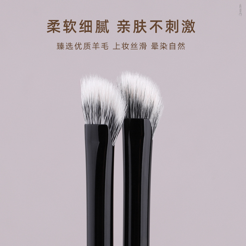 New double-layer wool sickle nose shadow brush with eye shading, walnut handle, seamless coverage, Cangzhou makeup brush details Picture