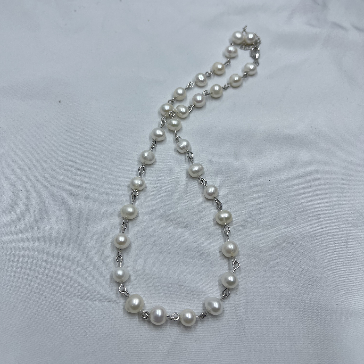 فاللؤلؤ الباروكي، نوع اللؤلؤ الباروكي، الذي هو عبارة عن لؤلؤة مياه عذبة طبيعية في النجوم، يُربط بسلاسل الترقوة بسيطة Specification image