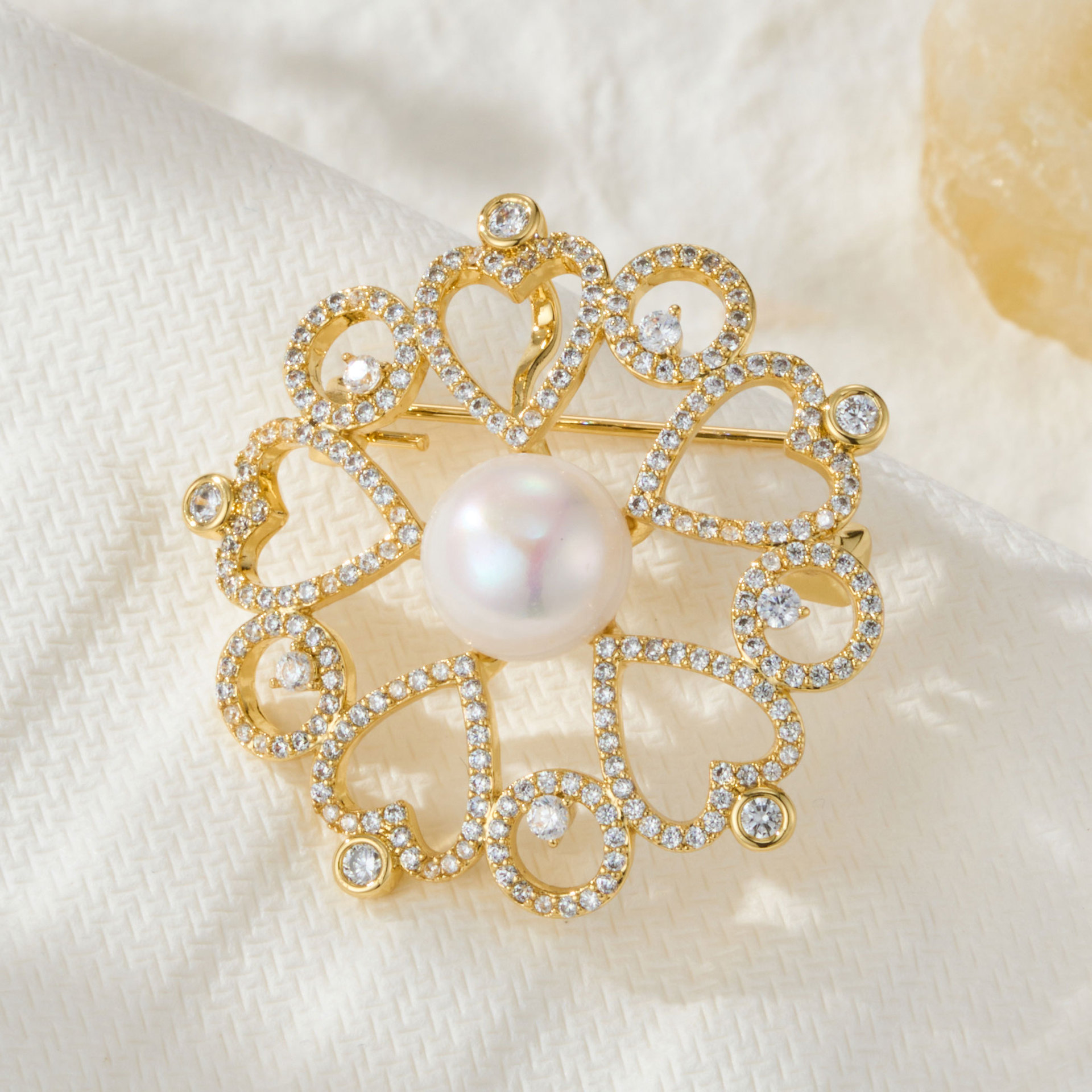French-style light luxury hollowed-out heart brooch surrounded by freshwater pearls, copper alloy, real gold electroplated and set with zircon exquisite brooch