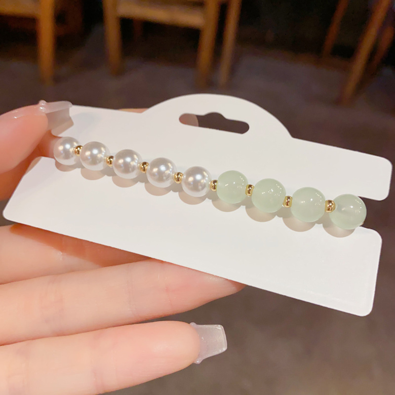 This is a new summer style, fashionable and fresh fresh jade pearl freshwater pearl petal bracelet. It is a light luxury, gentle and versatile accessory Application Scenario