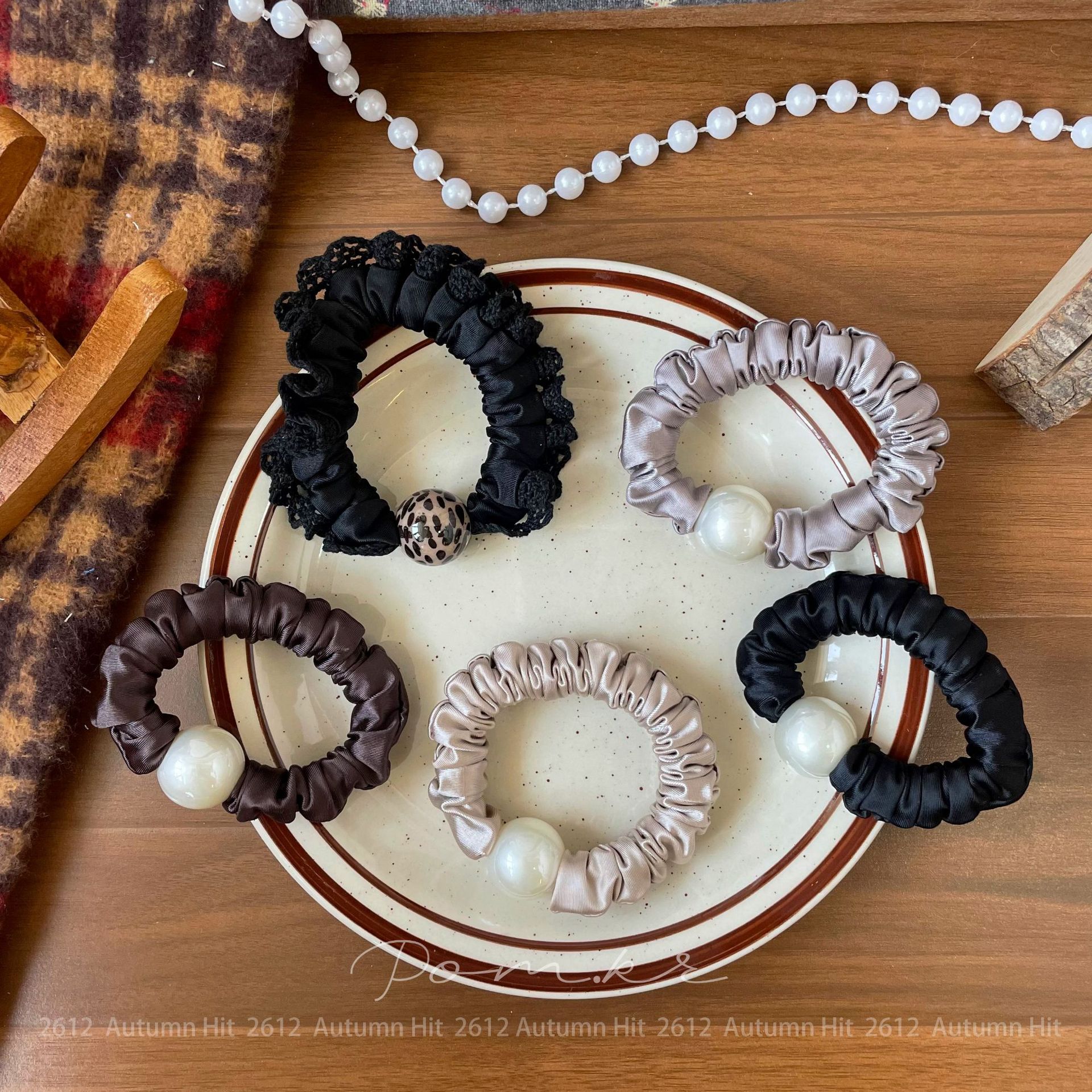 Korean-style satin pearl large intestine band, a niche design lace leopard print hair band, for daily commuting and tying hair bands Application Scenario