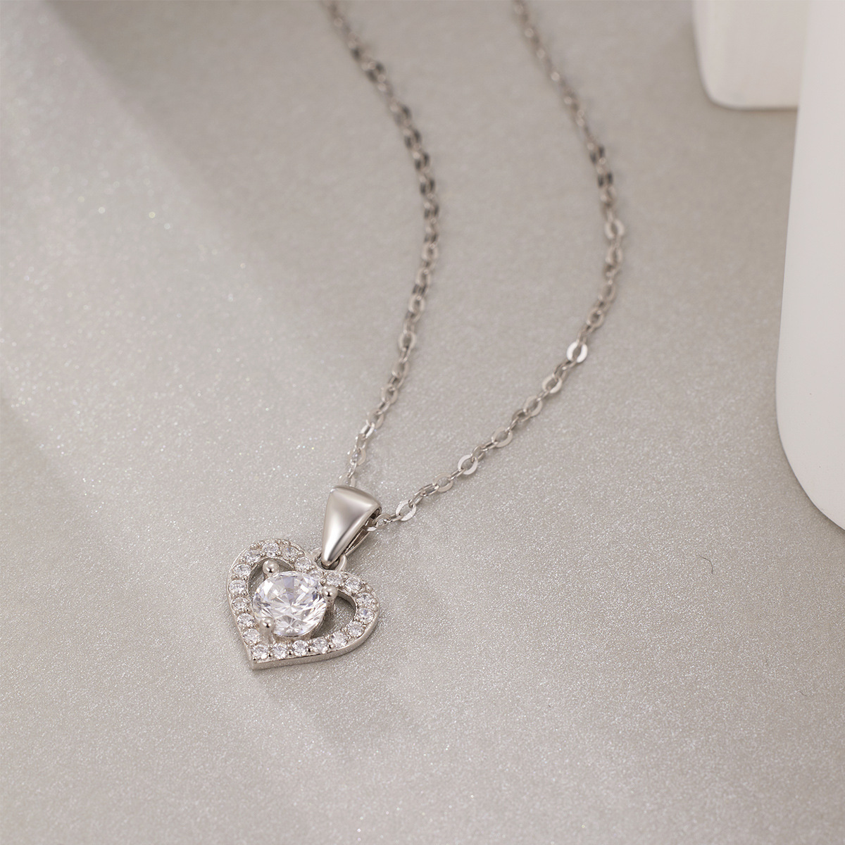 Single-diamond heart-shaped zircon pendant necklace, a niche InS-style design with a high-end collarbone chain accessory wholesale Application Scenario