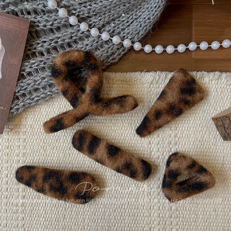 New Korean autumn leopard print hair clips, children's teardrop side hair clipping clips, girl's back head scratch-off clips, autumn and winter plush leopard print hair clips, multi-style sets, retro and fashionable daily personalized headwear for girls Application Scenario