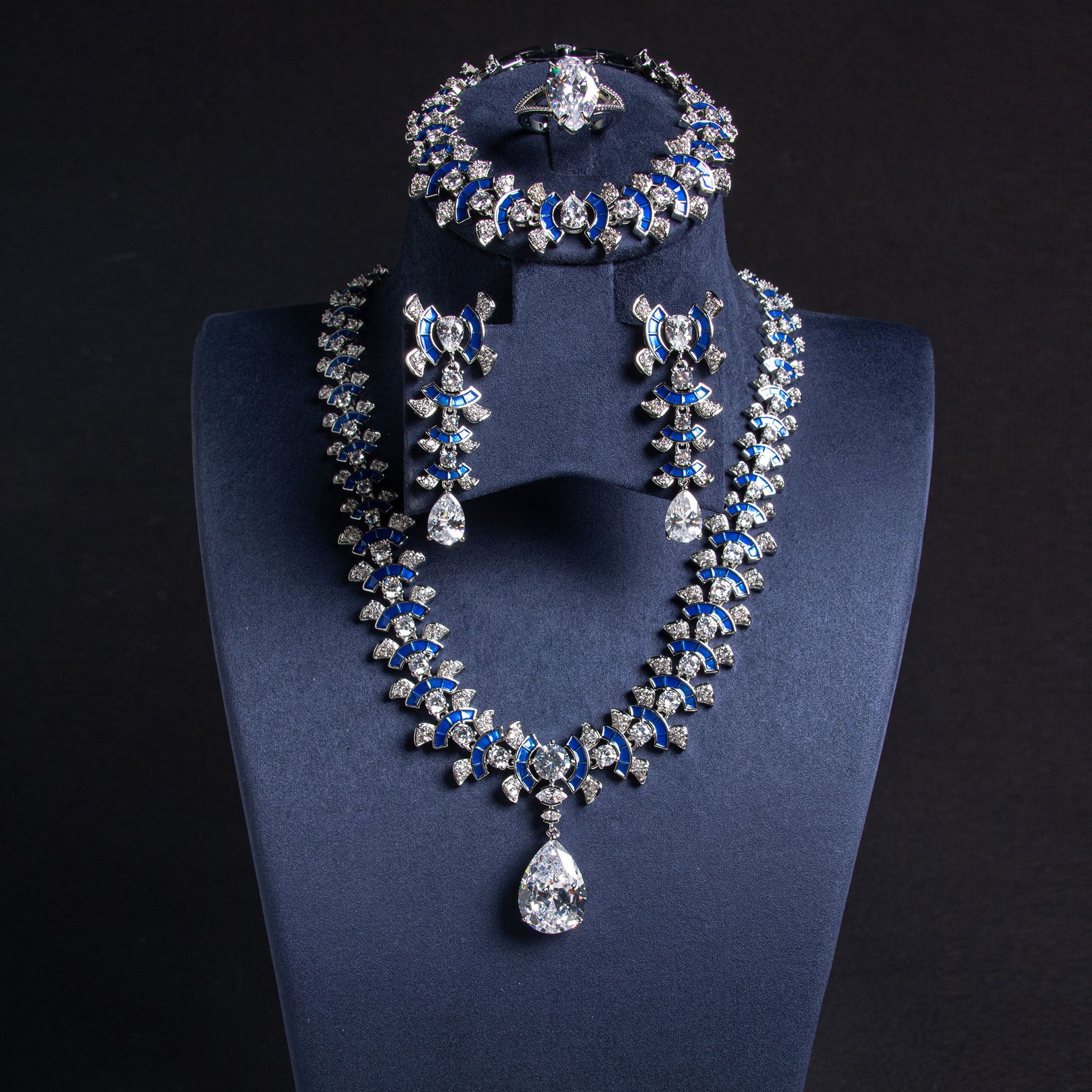 European and American cross-border high-end custom jewelry necklace, earrings, ring, bracelet four-piece set, luxurious and versatile jewelry for banquets, women Application Scenario