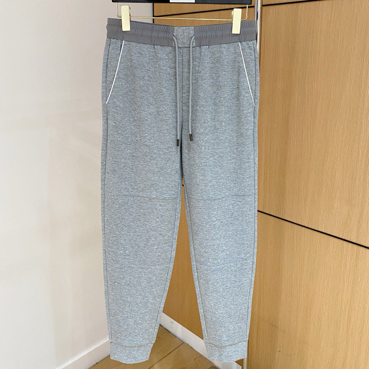 The European station's autumn collection features a new trend of simple and fashionable embroidered color-blocking, tight-waisted, drawstring, and tight-fitting men's business casual pants Application Scenario