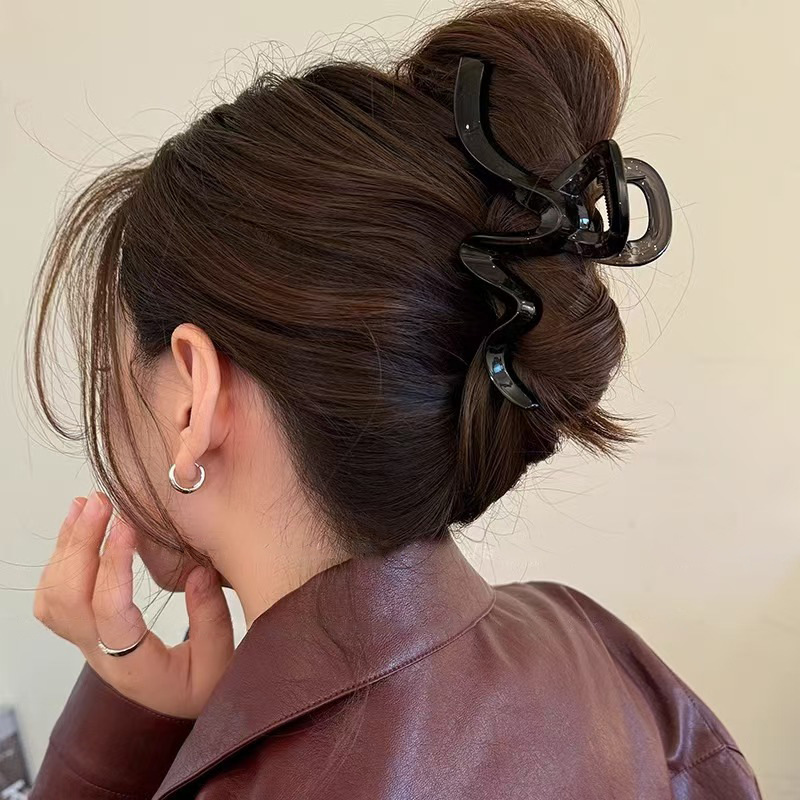 2025 New wave clamp women's high-end updo hair clip, large hair volume, shark clip back head hair accessory Application Scenario